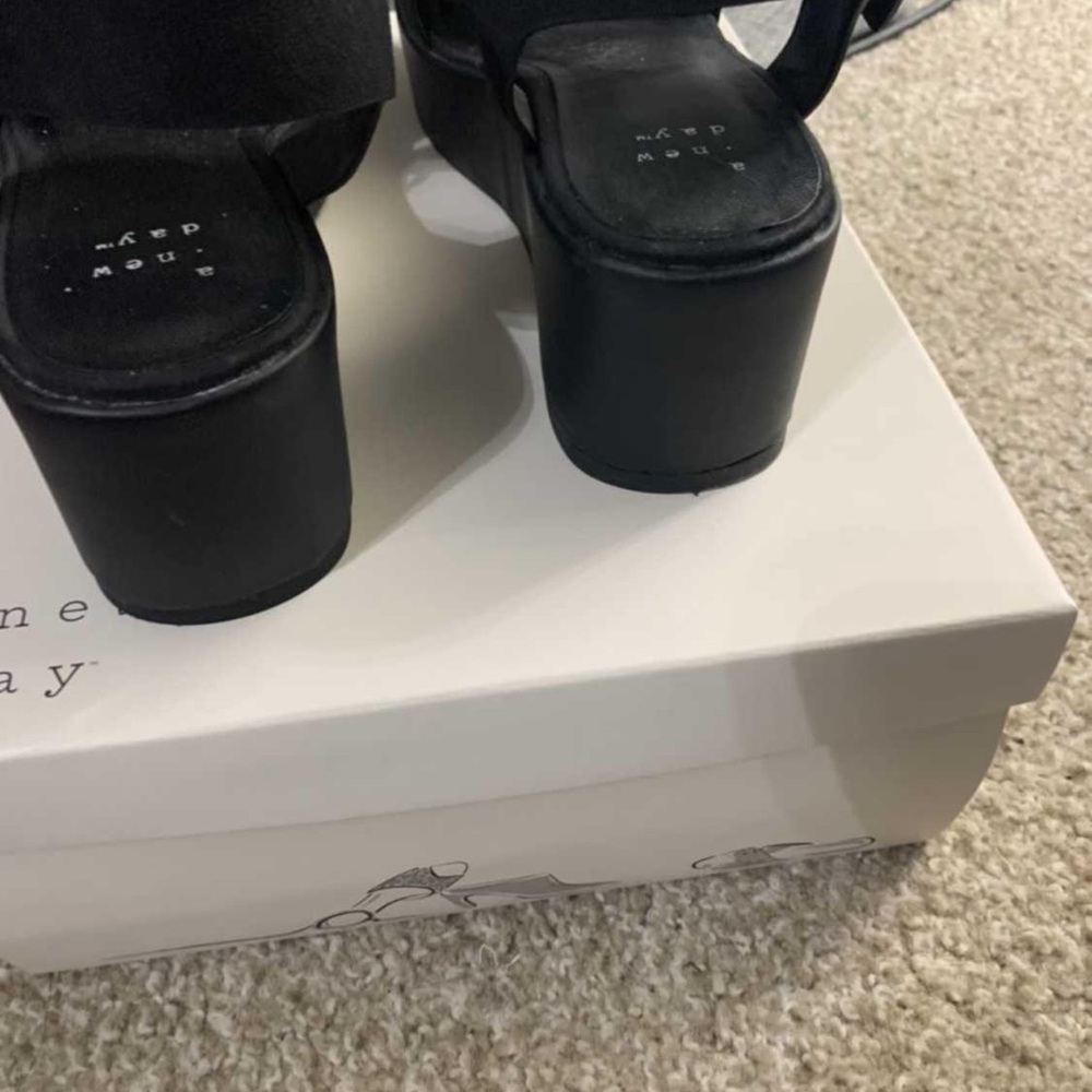 Black wedge sandals size 6.5 - Picture 3 of 3